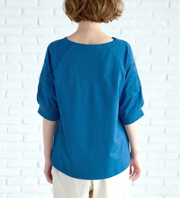 BELLUNA（ベルーナ）の「袖刺しゅうデザインＶネックプルオーバー（カットソー）」｜詳細画像