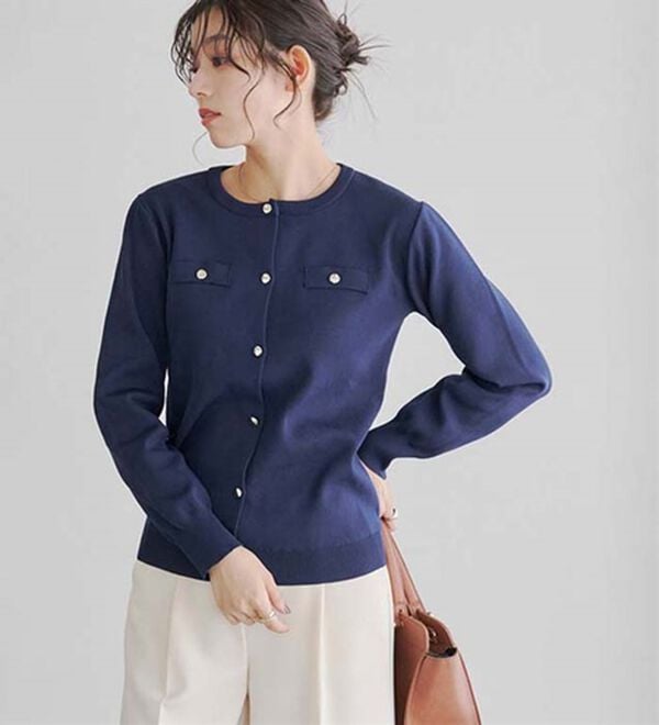 Pierrot（ピエロ）の「上品見えスポンジニットゴールドボタンカーディガン（ニットカーディガン）」｜詳細画像