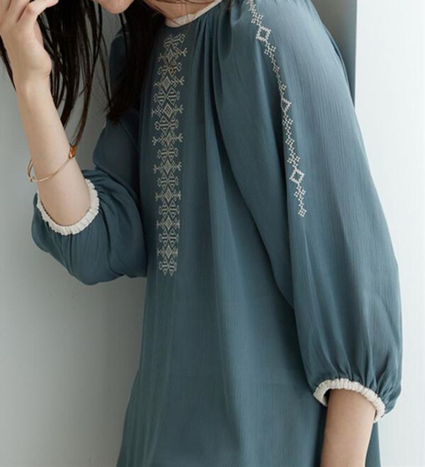 BELLUNA（ベルーナ）の「シフォン素材刺しゅうデザインブラウス（ブラウス）」｜詳細画像