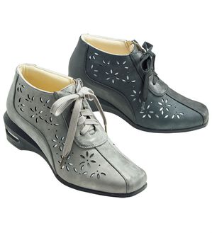 BELLUNA（ベルーナ）の「４Ｅカットワークハイカットシューズ（ブーツ）」｜詳細画像