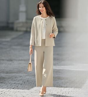 BELLUNA（ベルーナ）の「セレモニーシーンに！ストレッチ素材パンツスーツ（パンツスーツ）」｜グレージュ