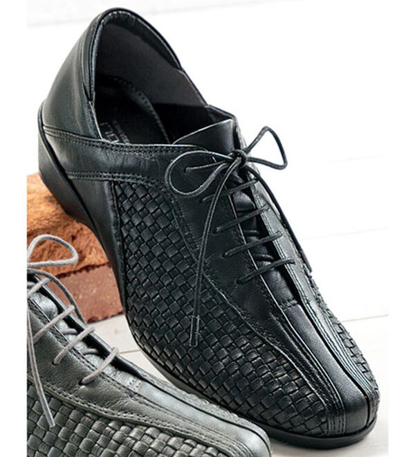 BELLUNA（ベルーナ）の「山羊革編み込みデザインシューズ（スニーカー）」｜黒