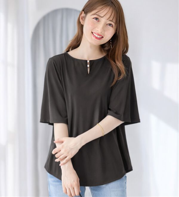 alotta（アロッタ）の「【接触冷感】パールデザイン５分袖Ｔシャツブラウス（ブラウス）」｜グレー