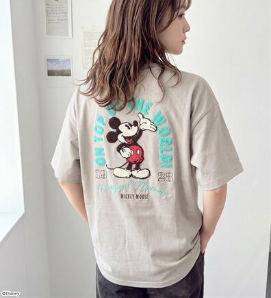 BELLUNA（ベルーナ）の「＜Ｄｉｓｎｅｙ＞【ミッキー】バックサガラ刺しゅうワイドシルエットＴシャツ（Tシャツ）」