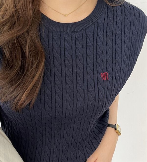 GeeRA（ジーラ）の「ケーブル編み刺しゅうノースリニット（ベスト）」｜詳細画像