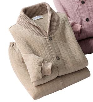 「魔法瓶のように包まれる暖かさのキルトパジャマ（メンズルームウェア）」｜モカブラウン