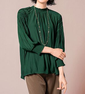 VINNO（ヴィノ）の「マットサテン素材・袖プリーツフレアーブラウス（ブラウス）」｜モスグリーン