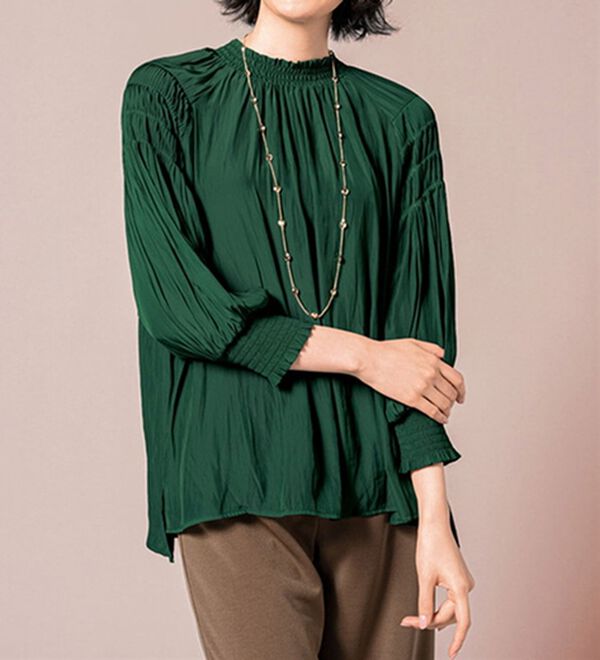 VINNO（ヴィノ）の「マットサテン素材・袖プリーツフレアーブラウス（ブラウス）」｜モスグリーン
