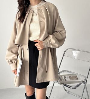 GeeRA（ジーラ）の「ケープデザインミドル丈マンパー（ブルゾン）」｜アイボリーベージュ