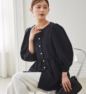 RANAN（ラナン）の「【RANAN 新定番スーツシリーズ】洗える！パールボタンペプラムブラウス（ブラウス）」｜詳細画像