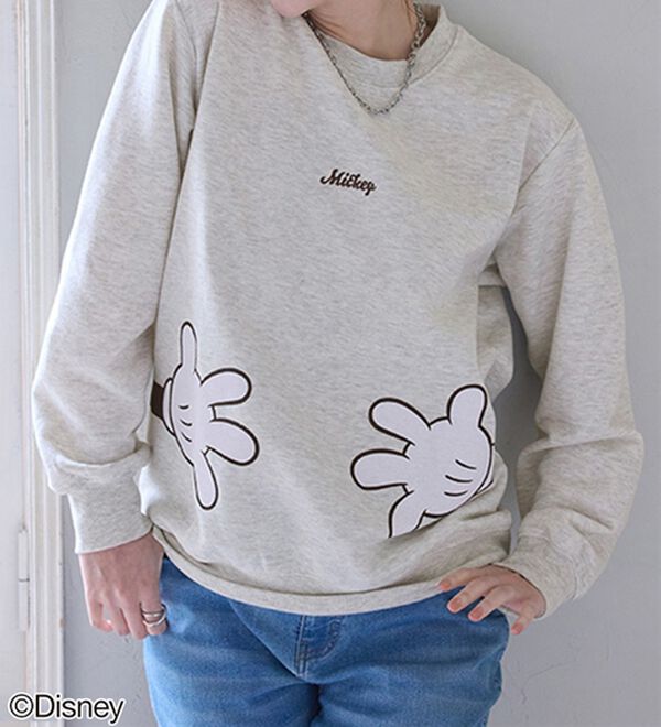 BELLUNA（ベルーナ）の「＜Ｄｉｓｎｅｙ＞【ミッキー＆ミニー】抱き着きプリント裏起毛トレーナー（カットソー）」｜オートミール(ミッキー)