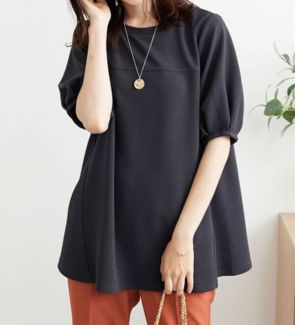 BELLUNA（ベルーナ）の「ポコポコ素材ふんわり袖チュニック（チュニック）」｜チャコール