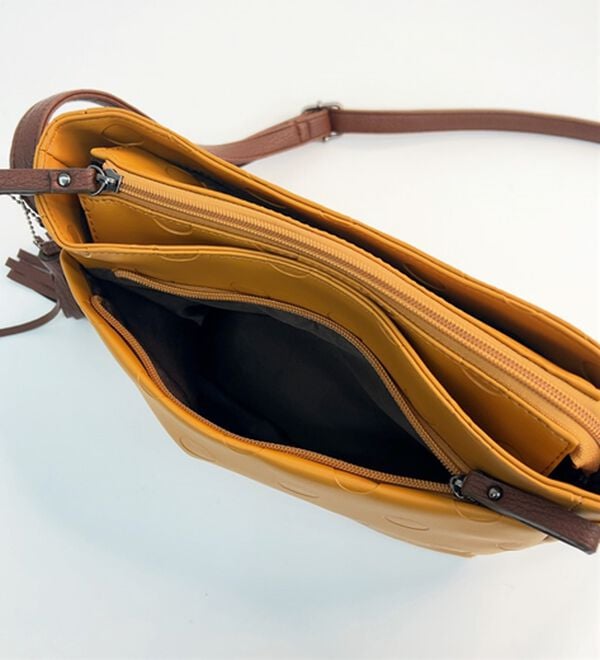 BELLUNA（ベルーナ）の「ドット型押ショルダーバッグ（ショルダーバッグ）」｜詳細画像