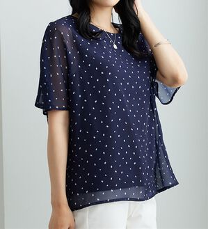 BELLUNA（ベルーナ）の「シフォン素材ドルマンデザインブラウス（ブラウス）」｜ネイビー小紋柄