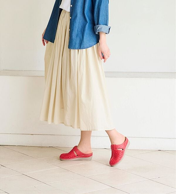 BELLUNA（ベルーナ）の「刺しゅうデザイン柔らかソールミュール（サンダル・ミュール）」｜詳細画像