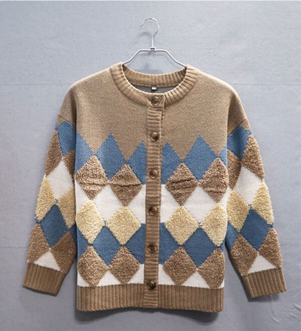 BELLUNA（ベルーナ）の「＜ｓｏｒａｆｕｋｕ＞アーガイル柄ニットカーディガン（ニットカーディガン）」｜モカ系