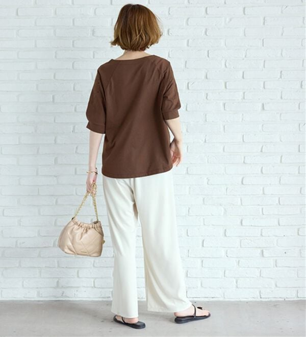 BELLUNA（ベルーナ）の「袖刺しゅうデザインＶネックプルオーバー（カットソー）」｜詳細画像