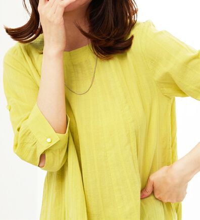 BELLUNA（ベルーナ）の「【店舗・ネット限定】シャドーストライプ素材タック使いブラウス（ブラウス）」