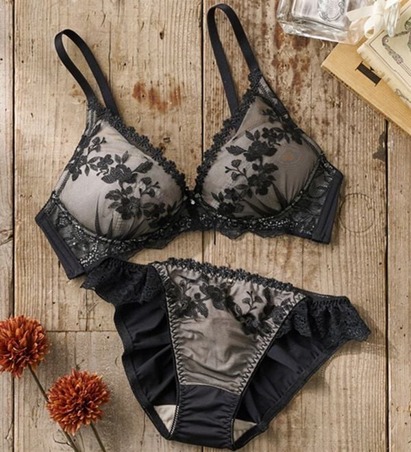 YU'NOW（ユナウ）の「ぷるるん谷間のノンワイヤーブラ＆ショーツ（ブラジャー＆ショーツセット）」｜ブラック