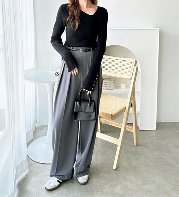 GeeRA（ジーラ）の「アシメネック袖ボタン付リブニット（ニット・セーター）」｜詳細画像