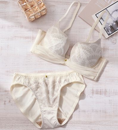 YU'NOW（ユナウ）の「谷間メイクのもちぷるブラ＆ショーツ（ブラジャー＆ショーツセット）」