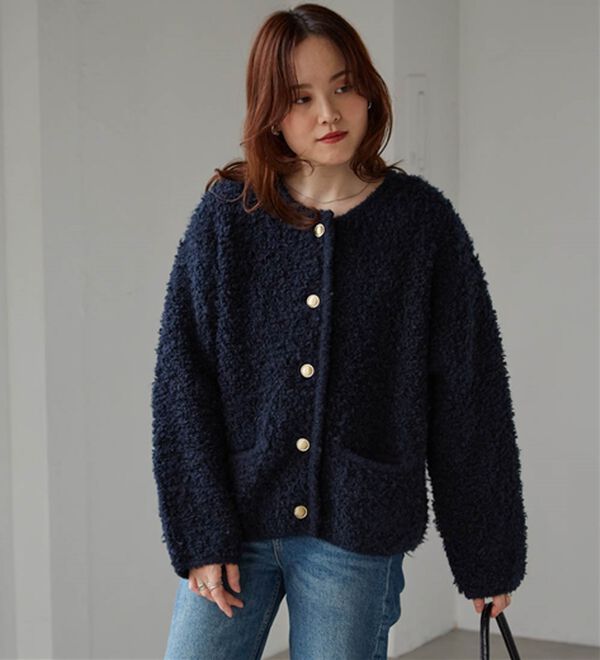 RANAN（ラナン）の「ゴールド調ボタンループ編みニットジャケット（ニットカーディガン）」｜ネイビー