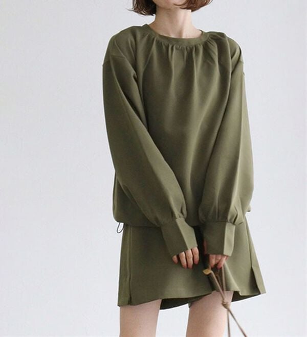 Pierrot（ピエロ）の「【速乾機能付】ギャザートップスラッシュガード（チュニック）」｜カーキ