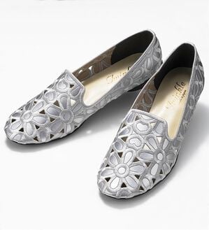 ルフラン（ルフラン）の「フワラーカッティングオペラシューズ（フラットシューズ）」｜シルバー