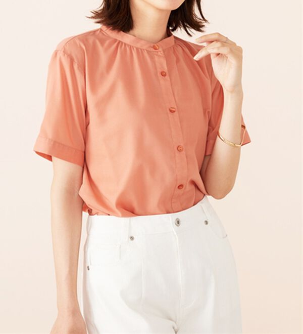 BELLUNA（ベルーナ）の「ギャザー使いバンドカラーブラウス（ブラウス）」｜コーラル