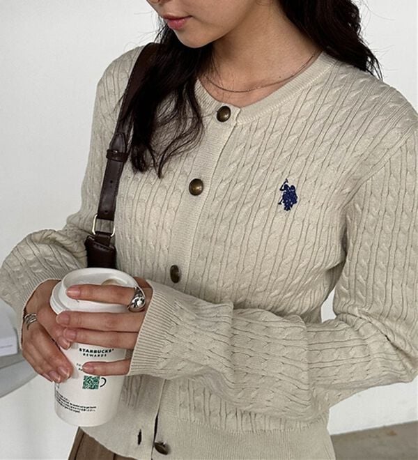 RANAN（ラナン）の「＜Ｕ．Ｓ．Ｐ＞ゴールド調ボタン刺繍ケーブルカーディガン（ニット・セーター）」｜詳細画像
