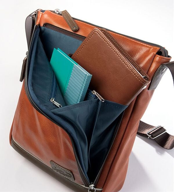 「＜クロコダイル＞トリプルファスナーショルダー（メンズショルダーバッグ）」｜詳細画像