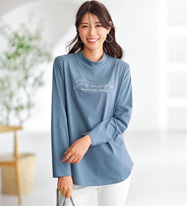 BELLUNA（ベルーナ）の「刺しゅうロゴ使いハイネックプルオーバー（カットソー）」｜ブルーグレー