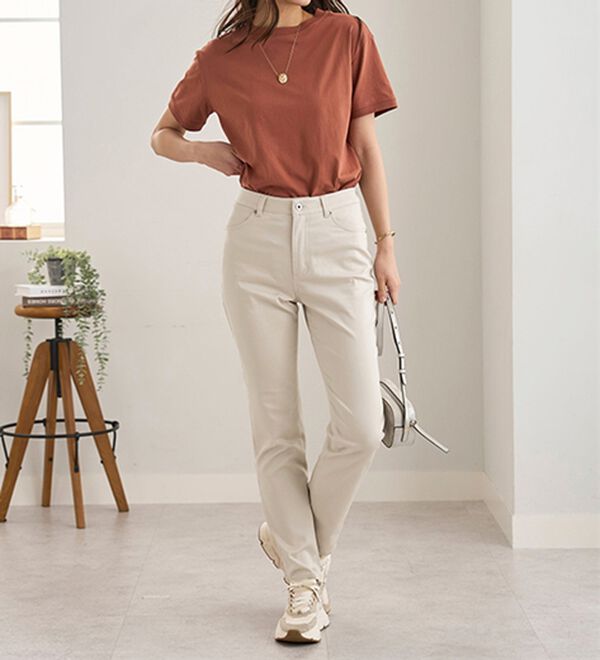 BELLUNA（ベルーナ）の「サラリ速乾！綿サテンストレッチカラーパンツ（フルレングスパンツ）」｜詳細画像