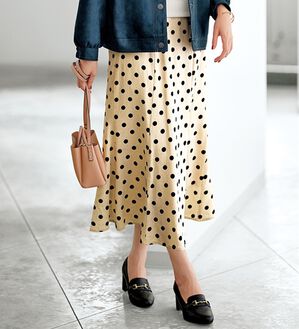 BELLUNA（ベルーナ）の「麻混素材ドット柄フレアースカート（ロングスカート）」｜アイボリー系