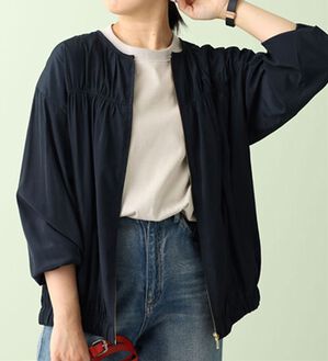 BELLUNA（ベルーナ）の「サテン素材ギャザー使いジャケット（ブルゾン）」｜ネイビー