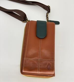 「＜ハッシュパピー＞大人のスマホ＆ウォレットポーチ（メンズショルダーバッグ）」｜キャメル