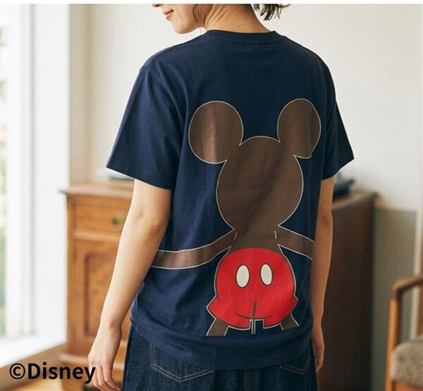 BELLUNA（ベルーナ）の「<Ｄｉｓｎｅｙ>【ミッキー＆ミニー】抱き着きプリントTシャツ（カットソー）」｜ネイビー（ミッキー）