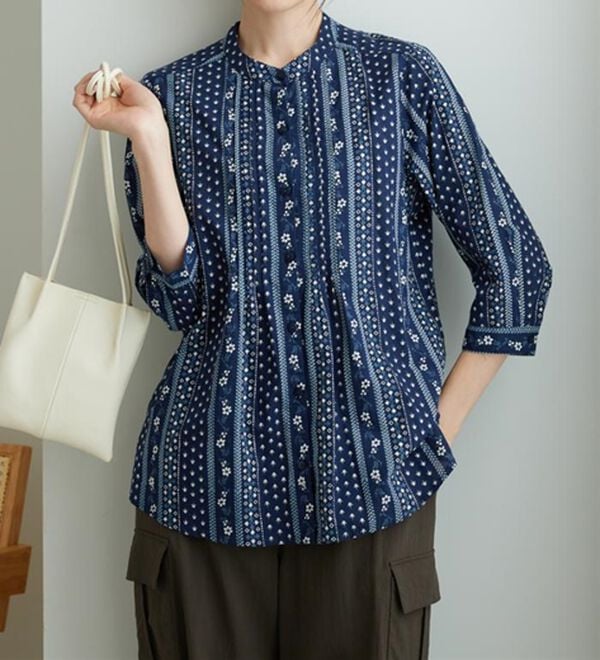 BELLUNA（ベルーナ）の「綿１００％ピンタックデザインブラウス（ブラウス）」｜ネイビー系花柄