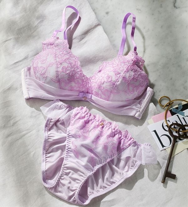 YU'NOW（ユナウ）の「ぷるるん谷間のノンワイヤーブラ＆ショーツ（ブラジャー＆ショーツセット）」｜ラベンダー系チュールレース