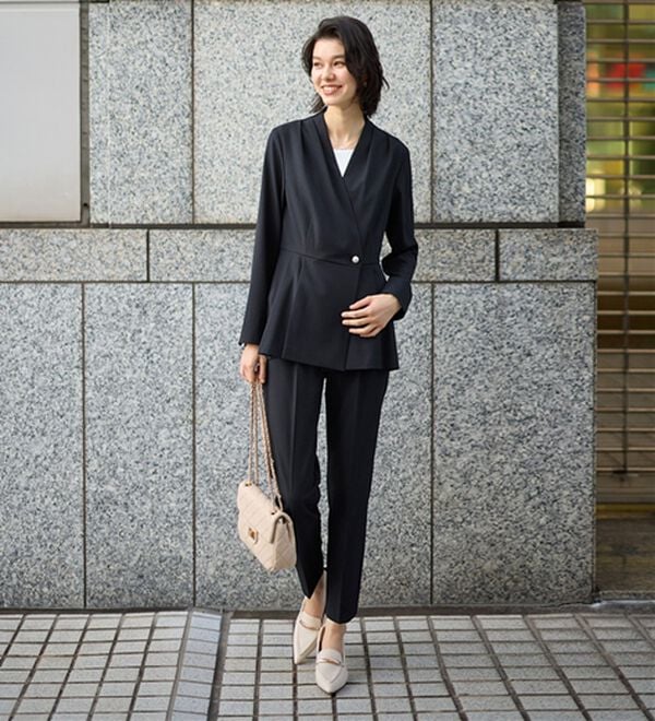 GeeRA（ジーラ）の「【２点セット】パールボタンペプラムプリーツテーパードセットアップ（パンツスーツ）」｜詳細画像