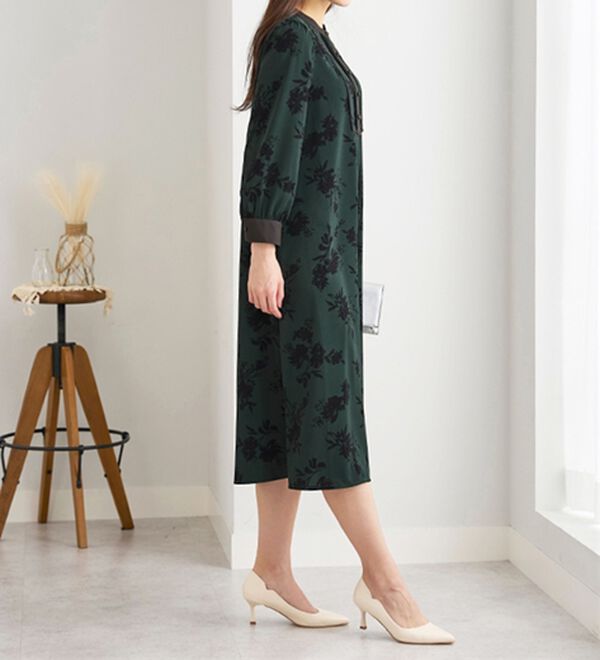 BELLUNA（ベルーナ）の「ビンテージ柄ピンタック使いワンピース（その他ワンピース）」｜詳細画像