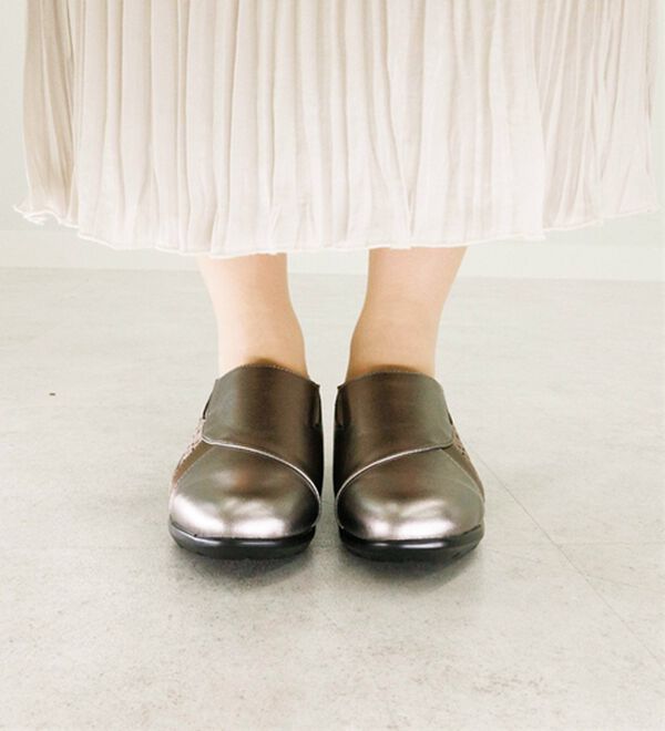 BELLUNA（ベルーナ）の「５Ｅカットワーク切替スリッポンシューズ（スリッポン）」｜詳細画像