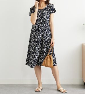 BELLUNA（ベルーナ）の「レーヨン素材タックデザインワンピース（その他ワンピース）」｜ネイビー系花柄