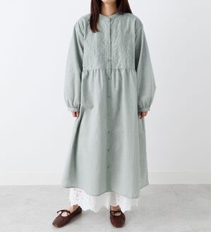Viola e Viola（ヴィオラ エ ヴィオラ）の「パッと華やぐ繊細刺しゅうの大人シャツワンピース（シャツワンピース）」｜セージピンチェック