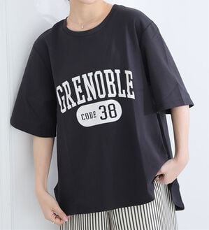 A HAPPY MARILYN（アハッピーマリリン）の「【Ｍ～８Ｌ】【接触冷感・ＵＶ対策】カレッジプリント裾ラウンドＴシャツ（Tシャツ）」｜ブラック