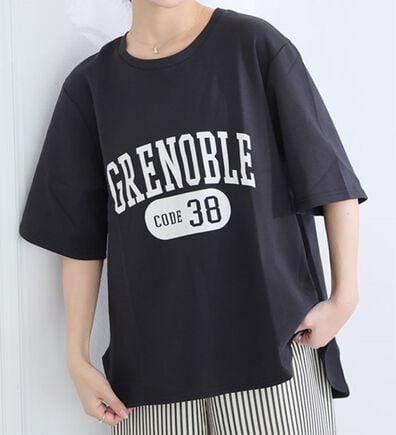 A HAPPY MARILYN（アハッピーマリリン）の「【Ｍ～８Ｌ】【接触冷感・ＵＶ対策】カレッジプリント裾ラウンドＴシャツ（Tシャツ）」