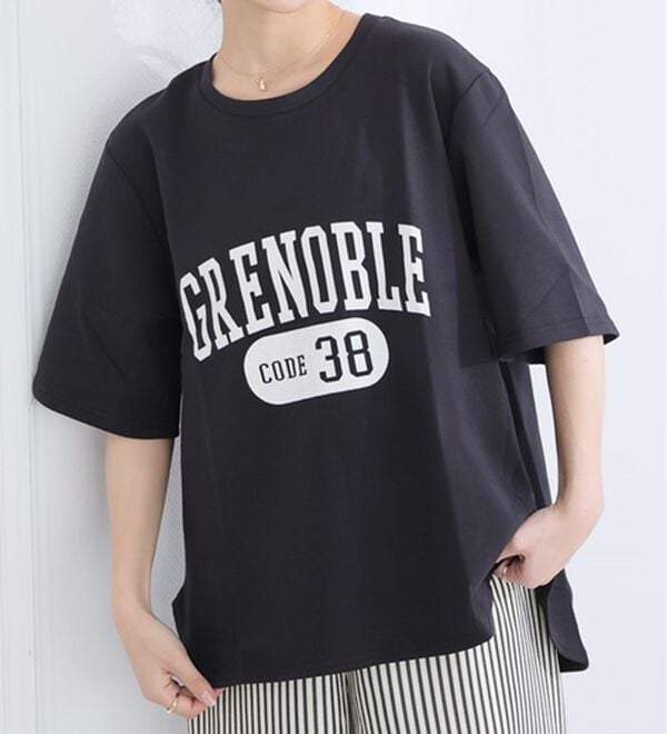 A HAPPY MARILYN（アハッピーマリリン）の「【Ｍ～８Ｌ】【接触冷感・ＵＶ対策】カレッジプリント裾ラウンドＴシャツ（Tシャツ）」｜ブラック