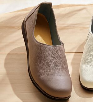 ルフラン（ルフラン）の「＜フィグリーノ＞やわらかレザーのスリッポン（スリッポン）」｜モカ