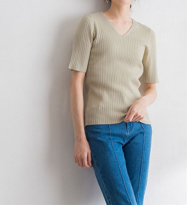 Pierrot（ピエロ）の「【洗濯機で洗える】ネックが選べるシルクタッチ半袖リブニット（ニット・セーター）」｜詳細画像