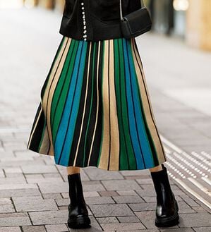 BELLUNA（ベルーナ）の「プリーツ風フレアーニットスカート（ロングスカート）」｜グリーン系ストライプ